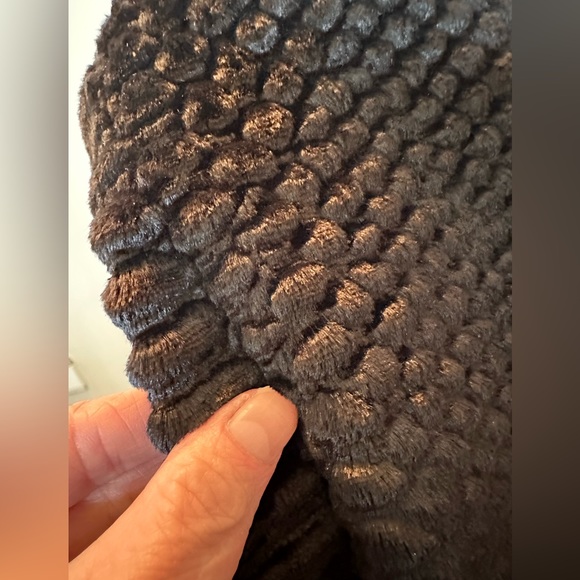 Alice + Olivia Black Faux Fur Solid Snakeskin Jacket. Size medium. - Picture 11 of 12